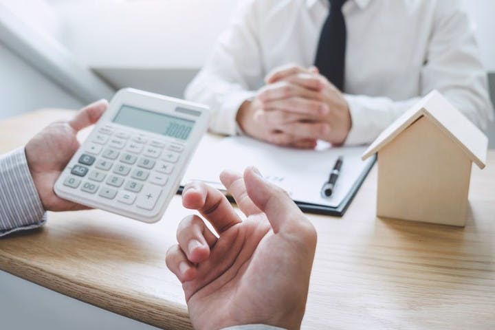 Qui paie les frais d’une agence immobilière ?
